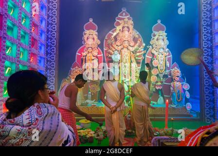 Howrah, Bengale-Occidental, Inde - 5 octobre 2019 : UNE femme Bengale hindoue jouant shankha, conch shell, bruyamment pendant sondhya aarti. Dhaaks et kansor gho Banque D'Images