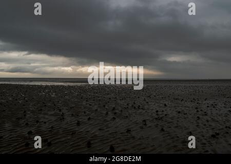 Des moulages de sable de vers lugvers sur la plage d'Allonby Banque D'Images