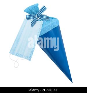 Masque facial et cornet isolés sur fond blanc Banque D'Images