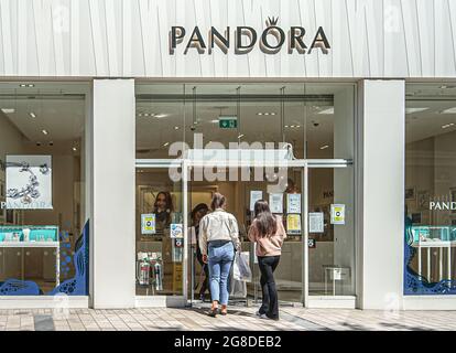 Belfast, Royaume-Uni. 18 juillet 2021. Les clients entrent dans le magasin de bijoux Pandora dans le marché du maïs. Crédit : SOPA Images Limited/Alamy Live News Banque D'Images