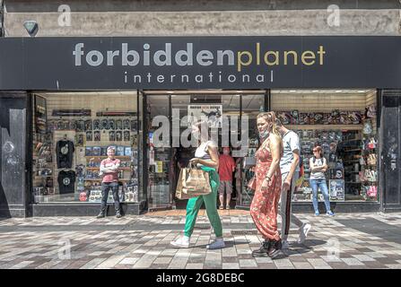 Belfast, Royaume-Uni. 18 juillet 2021. Les clients marchent à côté de Forbidden Planet Comic Book Shop sur Ann Street. Crédit : SOPA Images Limited/Alamy Live News Banque D'Images