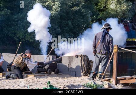 19 juillet 2021, Mecklembourg-Poméranie occidentale, Grevesmühlen: Des canons sont tirés lors de la projection de presse de la production actuelle 'UN Royaume avant le vent'. Le Pirate Open Air commence le 23.07.2021 avec la première de la saison pleine d'action. Un total de 50 spectacles devant 1,000 visiteurs chacun sont prévus jusqu'en 18.09.2021. Photo: Jens Büttner/dpa-Zentralbild/dpa Banque D'Images