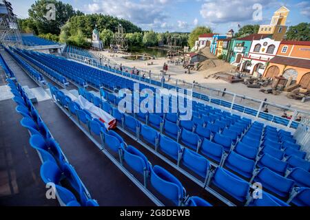 19 juillet 2021, Mecklembourg-Poméranie occidentale, Grevesmühlen: Le nouveau stand se tient devant la scène en plein air lors d'un examen de presse de la production actuelle "UN Royaume avant le vent". Le Pirate Open Air commence le 23.07.2021 avec la première de la saison pleine d'action. Un total de 50 spectacles sont prévus jusqu'en 18.09.2021, chacun avec 1,000 visiteurs. Photo: Jens Büttner/dpa-Zentralbild/dpa Banque D'Images