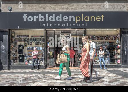 Belfast, Royaume-Uni. 18 juillet 2021. Les clients marchent à côté de Forbidden Planet Comic Book Shop sur Ann Street. (Photo de Michael McNerney/SOPA Images/Sipa USA) crédit: SIPA USA/Alay Live News Banque D'Images