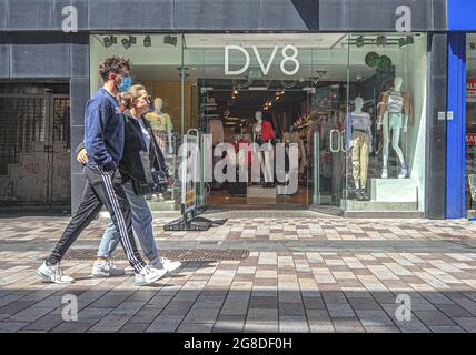 Belfast, Royaume-Uni. 18 juillet 2021. Deux promenades près du magasin de mode DV8 sur Ann Street. (Photo de Michael McNerney/SOPA Images/Sipa USA) crédit: SIPA USA/Alay Live News Banque D'Images