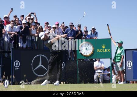 18 juillet 2021 ; Royal St Georges Golf Club, Sandwich, Kent, Angleterre ; The Open Championship Golf, quatrième jour ; Louis Oosthuizen (RSA) frappe son tee shot sur le troisième trou Banque D'Images