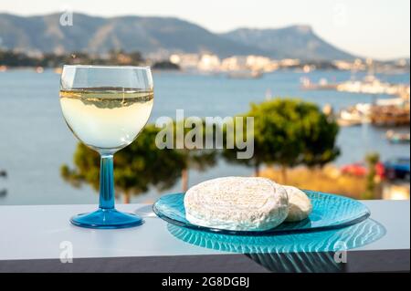 Été sur la Côte d'Azur, boire du vin blanc froid des Côtes de Provence sur une terrasse extérieure avec vue sur le port de Toulon, Var, France Banque D'Images