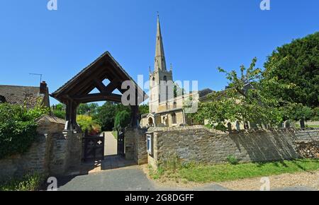 Eglise St Margarets et Lychgate à Hemmingford Abbots Cambridgeshire Angleterre ciel bleu et pierres tombales. Banque D'Images