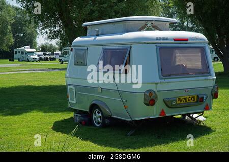 Eriba Touring GT petite caravane - remorque garée sur le camping. Banque D'Images