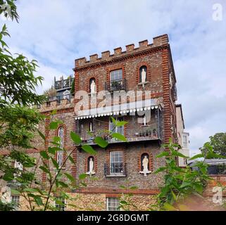 Les statues sont nichées dans des sculptures sur fenêtre au restaurant Folly près du pont Folly le long de la Tamise, Oxford, Angleterre. Le restaurant occupe une position unique au bord de la rivière, au cœur d'Oxford, et propose des plats simplement servis et parfaitement préparés à partir des ingrédients de saison les plus frais. La terrasse du restaurant flotte sur les eaux de la Tamise, tandis qu'elle passe doucement sous le pont Folly. Royaume-Uni. Banque D'Images