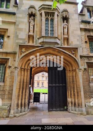 Entrée à St John's College, Oxford, Angleterre, partiellement bloquée pour les visiteurs en raison de restrictions de Covid. Fondé en 1555 comme collège pour hommes, il est co-éducatif depuis 1979. St John's est l'université la plus riche d'Oxford. Le collège compte un groupe d'étudiants d'environ 390 étudiants de premier cycle et 250 étudiants de troisième cycle. Il est l'un des plus académiques de toutes les universités d'Oxford ; en 2018, il a dépassé le classement annuel des résultats finaux des universités d'Oxford. Royaume-Uni. Banque D'Images