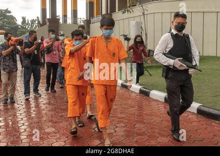 Pekanbaru, province de Riau, Indonésie. 19 juillet 2021. La police indonésienne escorte des marchands d'animaux trouvés avec des caques de hornons, pesées de pangolin lors d'une conférence de presse au quartier général de la police régionale à Pekanbaru. (Credit image: © Afrianto Silalahi/ZUMA Press Wire) Banque D'Images