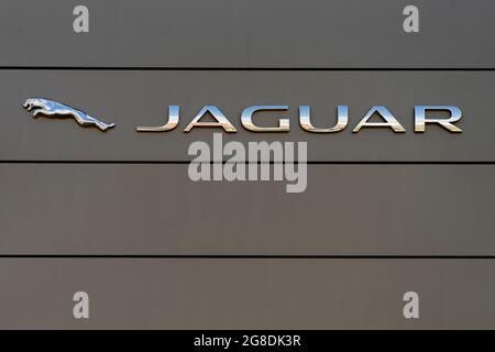 Enseigne portant le logo Jaguar sur le mur extérieur du bâtiment de la salle d'exposition du bureau des concessionnaires, situé à Vilnius, en Lituanie, le 12 mai 2021 Banque D'Images