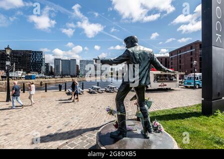 Les sites du patrimoine de Liverpool. Statue de Billy Fury entre Pier Head et Albert Dock. Banque D'Images