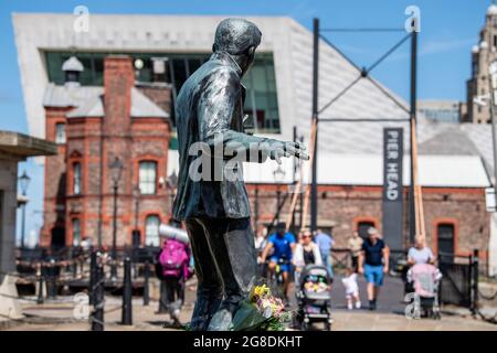 Les sites du patrimoine de Liverpool. Statue de Billy Fury entre Pier Head et Albert Dock. Banque D'Images