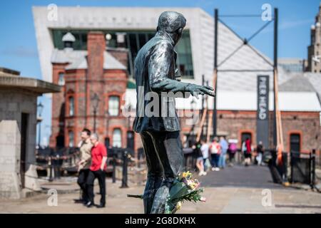 Les sites du patrimoine de Liverpool. Statue de Billy Fury entre Pier Head et Albert Dock. Banque D'Images