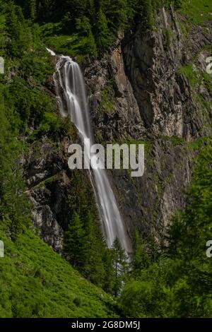 Chute d'eau Schleierfall près de Sportgastein place entre les grandes montagnes couleur d'été Banque D'Images