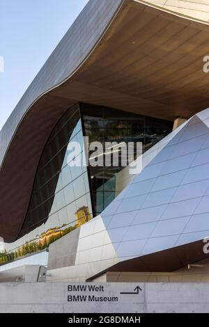 Munich, Allemagne - 08 25 2011: Détail architectural du bâtiment BMW Welt à Munich, Allemagne. Banque D'Images