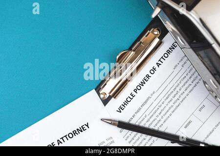 Formulaire de procuration de véchile. Bureau et presse-papiers avec accord. Vue de dessus Banque D'Images