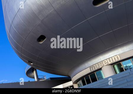 Munich, Allemagne - 08 25 2011: Détail architectural du musée BMW et du siège de Munich, Allemagne. Banque D'Images