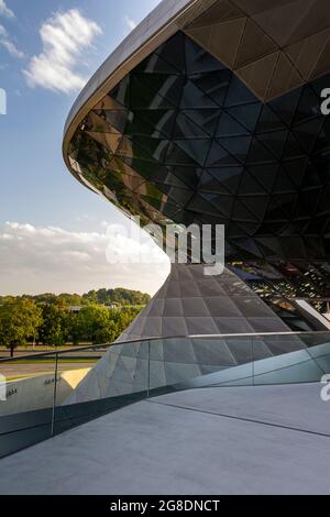 Munich, Allemagne - 08 25 2011: Détail architectural du bâtiment BMW Welt à Munich, Allemagne. Banque D'Images