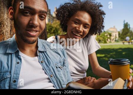 Beau couple aimant posant à l'extérieur dans le parc Banque D'Images