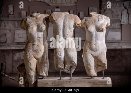 Antalya, Turquie - 18 juillet 2021 : statue de trois Grâces. Sculptures et ruines antiques dans le musée d'archéologie de côté, Antalya, Turquie. Banque D'Images