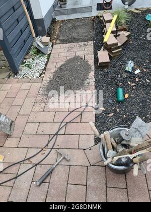 Travailleur posant des roches de la chaussée Banque D'Images