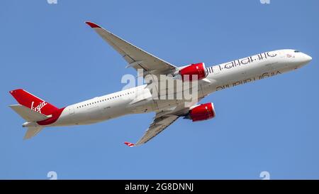 Virgin Atlantic Airbus 350-1000 au départ de LHR. Banque D'Images