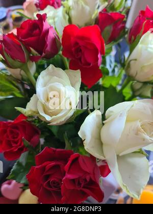 Bouquet de luxe fait de roses rouges dans le magasin de fleurs Saint Valentin Bouquet de roses rouges Banque D'Images