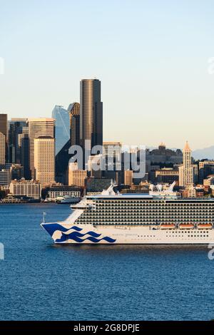 Seattle - le 18 juillet 2021 ; bateau de croisière Majestic Princess amarré à Elliott Bay en attendant le début de la saison de croisière de l'Alaska 2021 après Covid-19 Banque D'Images