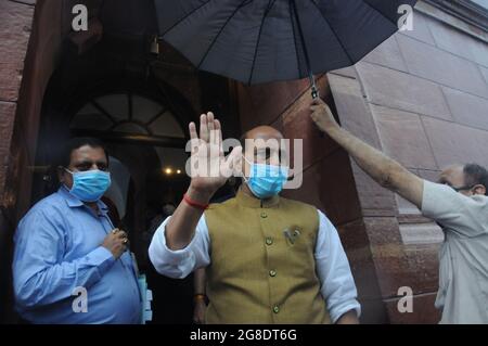 New Delhi, Inde. 19 juillet 2021. Le ministre indien de la défense, Rajnath Singh, parle aux médias le premier jour de la session de la Monsoon du Parlement à New Delhi le lundi 19 juillet 2021, Photographie par Sondeep Shankar/ Pacific Press (photo par Sondeep Shankar/Pacific Press) crédit: Pacific Press Media production Corp./Alay Live News Banque D'Images