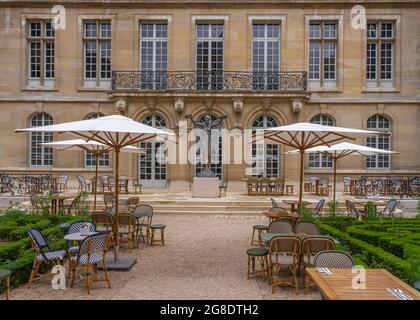 Paris, France - 07 16 2021 : vue depuis la cour intérieure de la façade du musée Carnavalet Banque D'Images