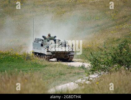 Un char de véhicule de récupération mécanisé FV512 de l'armée britannique en exercice faisant monter des nuages de poussière sur la plaine de Salisbury Banque D'Images