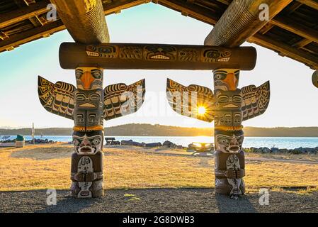 Abri avec totems, Robert Ostler Park, Campbell River, Vancouver Island, British Columbia, Canada Banque D'Images