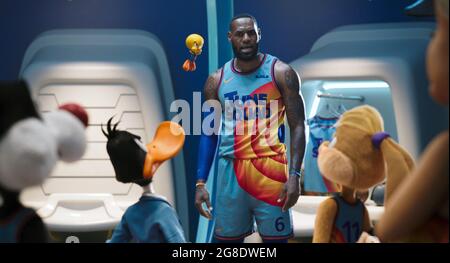 Space Jam: A New Legacy est un film de comédie sportive en direct/animé de 2021 réalisé par Malcolm D. Lee, servant de suite autonome à Space Jam (1996). Cette photographie est à usage éditorial exclusif et est le droit d'auteur de la compagnie de film et/ou le photographe assigné par la compagnie de film ou de production et ne peut être reproduite que par des publications en conjonction avec la promotion du film ci-dessus. Un crédit obligatoire pour la société de cinéma est requis. Le photographe doit également être crédité lorsqu'il est connu. Banque D'Images