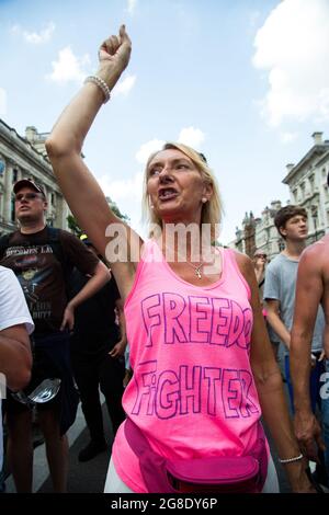 Londres, Royaume-Uni. 19 juillet 2021. Les manifestants scandent des slogans pendant la manifestation.les manifestants anti-vaccination et anti-Covid défilent sur la place du Parlement. Ils disent que la pandémie du coronavirus est un canular et protestent contre l'idée de passeports pour vaccins. Crédit : SOPA Images Limited/Alamy Live News Banque D'Images