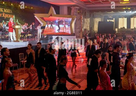 Moscou, Russie. 17 juillet 2021. Changement de couples sur la piste de danse lors de la coupe du monde de danse latino-américaine 2021 parmi les professionnels et les amateurs à Moscou. Crédit : SOPA Images Limited/Alamy Live News Banque D'Images