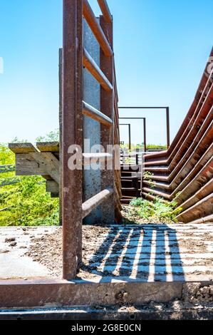 Chute de bétail en métal dans le Midwest rural Banque D'Images