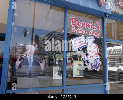 Los Angeles, Californie, États-Unis 15 juillet 2021 UNE vue générale de l'atmosphère de Bernie's Coffee Shop pendant la pandémie du coronavirus Covid-19 le 16 juillet 2021 à Los Angeles, Californie, États-Unis. Photo par Barry King/Alay stock photo Banque D'Images