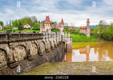 République tchèque, Talsperre les Kralovstvi (Royaume forestier) - 15 mai 2021. Barrage historique d'eau hydraulique avec eau orange dans la rivière Elbe Banque D'Images