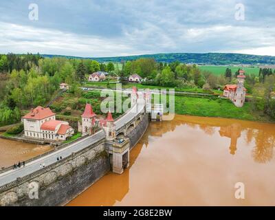 République tchèque, Talsperre les Kralovstvi (Royaume forestier) - 15 mai 2021. Vue aérienne du barrage historique d'eau hydraulique avec eau orange dans la rivière Elbe Banque D'Images