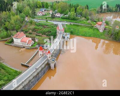 République tchèque, Talsperre les Kralovstvi (Royaume forestier) - 15 mai 2021. Vue aérienne du barrage historique d'eau hydraulique avec eau orange dans la rivière Elbe Banque D'Images