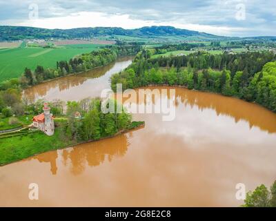 République tchèque, Talsperre les Kralovstvi (Royaume forestier) - 15 mai 2021. Vue aérienne du barrage historique d'eau hydraulique avec eau orange dans la rivière Elbe Banque D'Images