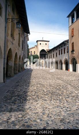 Spilimbergo, città friulana, le vie del centro storico Banque D'Images