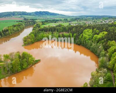 République tchèque, Talsperre les Kralovstvi (Royaume forestier) - 15 mai 2021. Vue aérienne du barrage historique d'eau hydraulique avec eau orange dans la rivière Elbe Banque D'Images