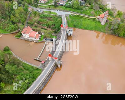 République tchèque, Talsperre les Kralovstvi (Royaume forestier) - 15 mai 2021. Vue aérienne du barrage historique d'eau hydraulique avec eau orange dans la rivière Elbe Banque D'Images