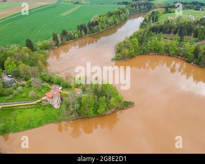 République tchèque, Talsperre les Kralovstvi (Royaume forestier) - 15 mai 2021. Vue aérienne du barrage historique d'eau hydraulique avec eau orange dans la rivière Elbe Banque D'Images