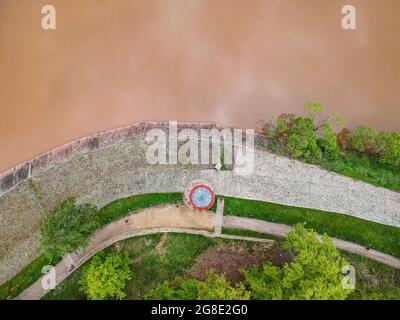 République tchèque, Talsperre les Kralovstvi (Royaume forestier) - 15 mai 2021. Vue aérienne du barrage historique d'eau hydraulique avec eau orange dans la rivière Elbe Banque D'Images