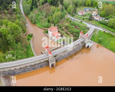 République tchèque, Talsperre les Kralovstvi (Royaume forestier) - 15 mai 2021. Vue aérienne du barrage historique d'eau hydraulique avec eau orange dans la rivière Elbe Banque D'Images